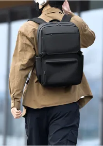 Vista detallada de la mochila de negocios negra que muestra bolsillos de almacenamiento.