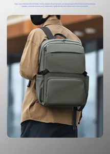 Vista detallada de mochila de negocios informal para hombre con correas anchas.