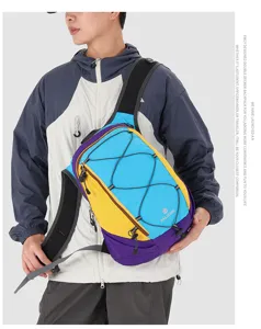 Vista detallada de la mochila deportiva de colores llevada por el modelo, tonos vivos.
