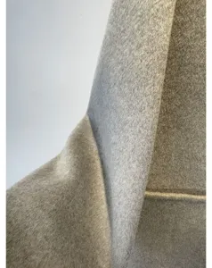Détail de tissu de manteau en mélange laine cachemire luxueux, vêtement hiver élégant