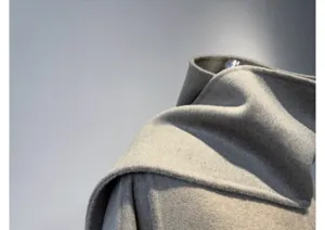 Vue rapprochée des détails du manteau en laine et cachemire pour femme avec col écharpe.