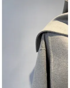 Manteau long en mélange de laine et cachemire gris avec écharpe intégrée pour femme