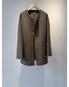 Vue detaillee de la poche et du bouton du manteau en laine cachemire pour femme hiver.