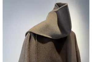 Gros plan détaillé du luxueux manteau portefeuille en laine et cachemire avec col écharpe.