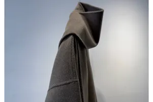 Gros plan détaillé d'un manteau de laine pour femme avec capuche en gris foncé pour l'hiver.