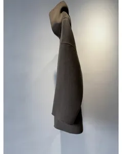 Gros plan vue détail femme automne hiver manteau laine cachemire capuche style écharpe