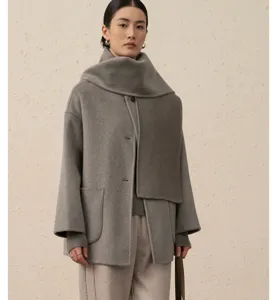 Manteau en laine et cachemire gris avec écharpe intégrée pour femme, mode d'hiver.