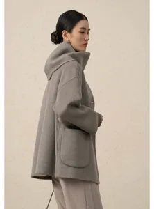Vue détaillée du manteau en laine cachemire gris pour femme col écharpe élégant.