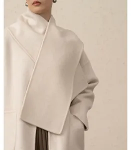 Vue detaillee manteau portefeuille elegant en cachemire et laine avec echarpe hiver.