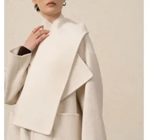 Manteau portefeuille en cachemire et laine avec écharpe, vêtement hiver élégant.