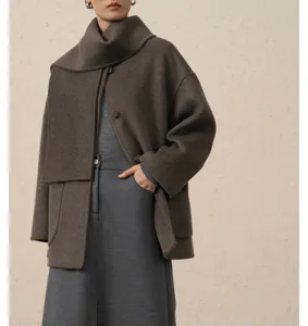 Vue détaillée du manteau en laine et cachemire marron pour femme avec écharpe et boutons.