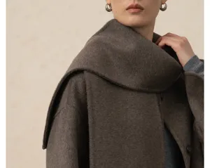 Vue détaillée du manteau de luxe en laine et cachemire pour femme avec écharpe.