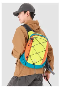Vista detallada de la mochila de senderismo y ciclismo colorida y ligera con correas.