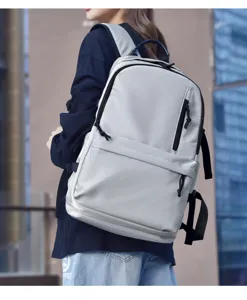 Vista detallada de la gran mochila gris para estudiantes para el uso diario y escolar.