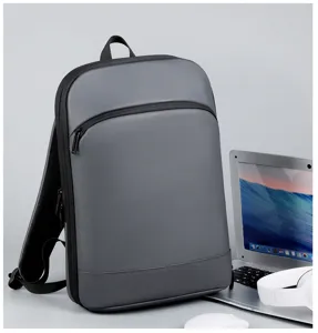 Detalle de mochila para laptop de negocios gris delgado con diseño moderno y cremalleras.