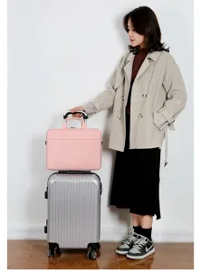 Vista detallada del bolso para portátil rosa con diseño minimalista y asa resistente.