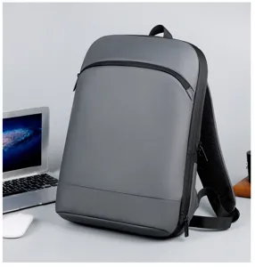 Vista detallada de la elegante y delgada mochila gris para ordenador portátil.