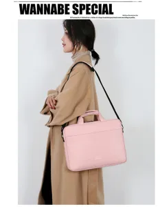 Vista detallada de un elegante bolso bandolera rosa para portátil llevado por modelo con asas prácticas.
