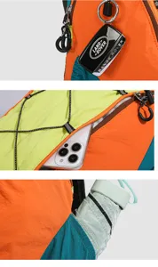 Detalle de mochila deportiva outdoor con diseño bicolor, bolsillo con cremallera y almacenamiento.