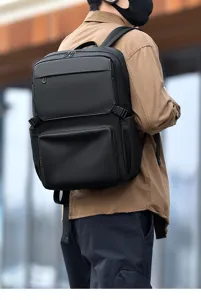 Vista detallada de la mochila de negocios negra con múltiples compartimentos y cremalleras duraderas.