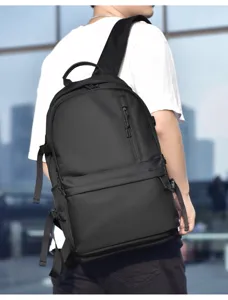 Primer plano de los detalles de la mochila negra casual, mostrando el bolsillo y las correas.
