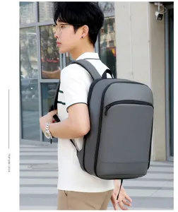 Mochila para portátil de negocios gris minimalista para hombre, elegante mochila urbana casual.