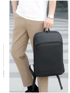 Primer plano de los detalles de la mochila negra minimalista con tejido resistente.
