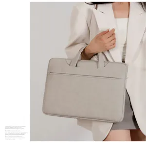Vista dettagliata del manico e della tasca con zip della borsa portatile grigia elegante.