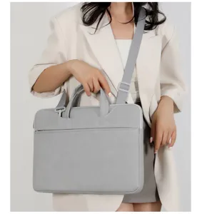 Borsa per laptop grigia vista dettaglio, semplice borsa business con tracolla 15.6 poll.