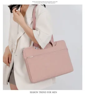 Vista dettagliata di una borsa per laptop rosa con tracolla, pratico ed elegante design da lavoro.