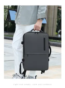 Vista detallada de la mochila de negocios gris multifuncional, con asa y diseño de cremallera.