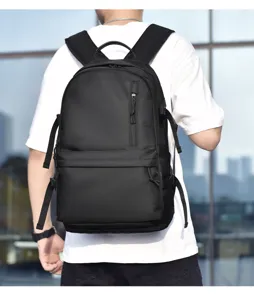 Mochila informal negra para estudiantes y uso diario, con un diseño de gran capacidad.