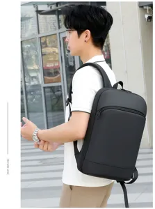 Detalle de mochila para portátil de negocios negra elegante, diseño delgado para uso.
