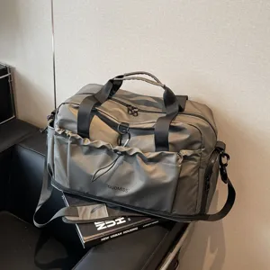 Elegante borsa da viaggio grigia dotata di ampi scomparti per fitness e brevi viaggi