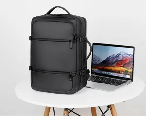 Vista dettagliata del grande zaino porta pc nero da lavoro su scrivania pulita.