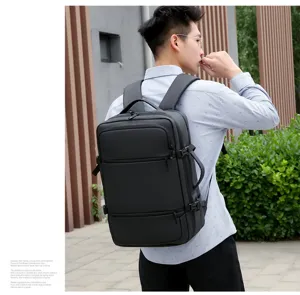 Dettaglio zaino casual da uomo per affari, grande capacita borsa per computer con cinghie.