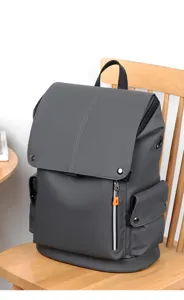 Gedetailleerd overzicht van grijze PU lederen rugzak met voorflap en verticale zak.
