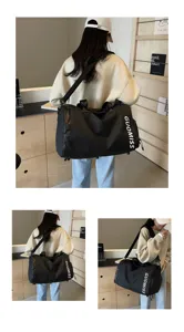 Gedetailleerd overzicht van grote reistas, sport fitness tas met schoenenvak voor reizen.