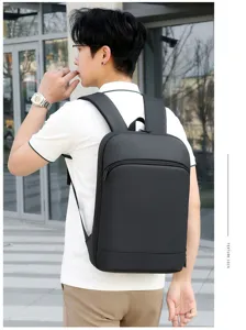 Mochila para portátil negra minimalista para hombre, elegante bolso de negocios ultra fino.