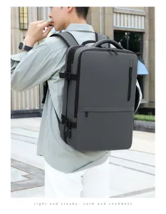 Vista detallada de la mochila de negocios gris con bolsillos y correas multifuncionales.