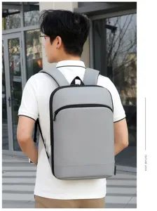 Mochila informal minimalista para portátil en gris claro para viajes y negocios.