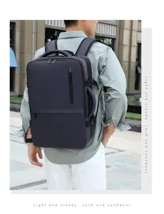 Vista detallada de la mochila para portátil de negocios con correas de hombro cómodas y bolsillos.