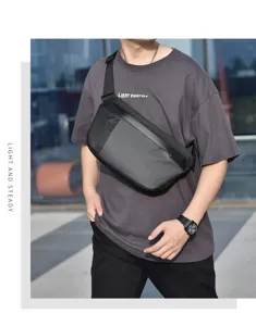 Detailansicht der funktionellen Herren Brusttasche im Kontrastdesign für den täglichen Gebrauch.