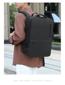 Vista detallada de la elegante mochila de negocios negra usada al aire libre por un modelo.