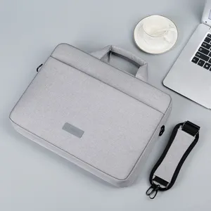 Grote capaciteit laptop tas zakelijke aktetas met handvat en schouderband voor dagelijks werk.