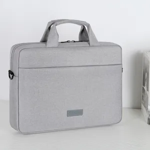 Lichtgrijze stoffen laptophoes, professionele business aktetas met handvatten en vak.