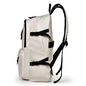 Mochila casual elegante con gran capacidad, correas resistentes y un diseño moderno.