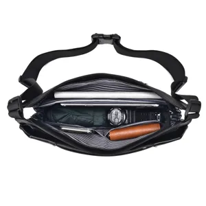 Herren schwarze taktische Brusttasche Umhängetasche mit geräumigem Innenraum für den Alltag.