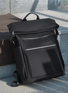Gedetailleerd close-upoverzicht van de zwarte roll-top rugzak met premium rits en stof.