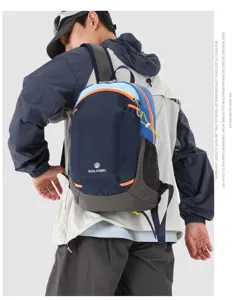 Detailansicht des farblich abgesetzten Outdoor-Rucksacks mit Netztaschen zum Wandern.